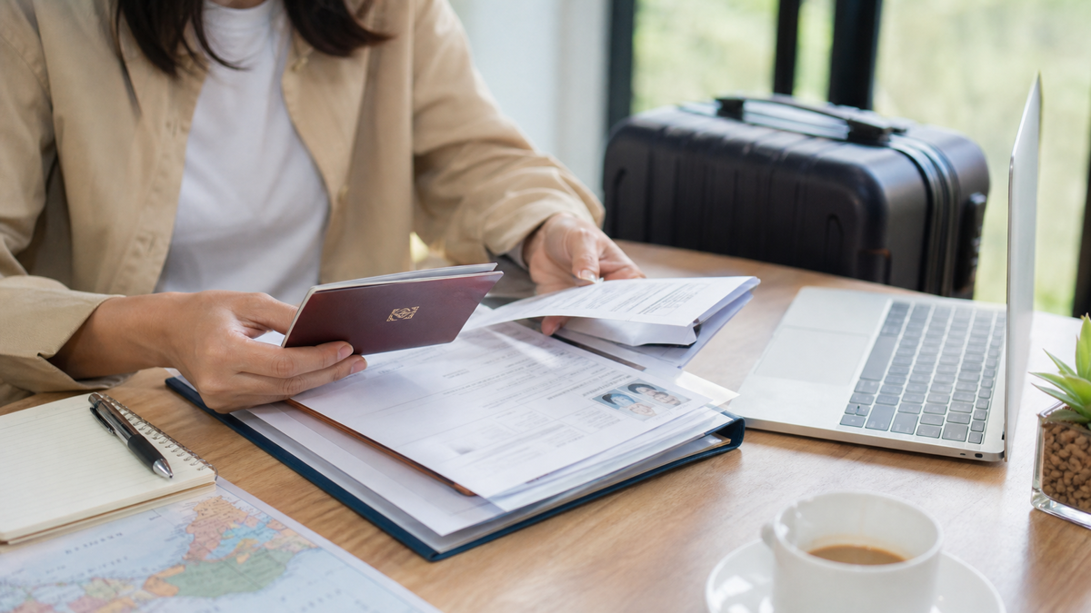 Dossier de visa avec passeport, liste officielle de justificatifs, rendez-vous et suivi de demande